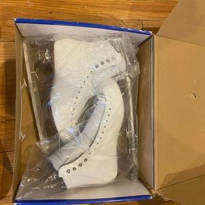 SIZE 6 ICE SKATES NEVER WORN. Brand new in box.